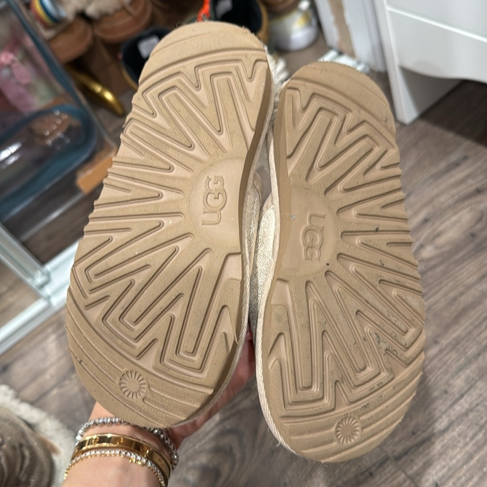 Ugg - Picture 4 of 6